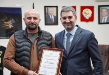 Электрика, ставшего героем соцсетей, наградили в Минэнерго Дагестана