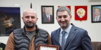 Электрика, ставшего героем соцсетей, наградили в Минэнерго Дагестана