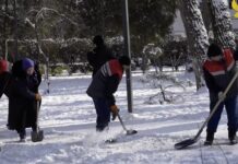 Коммунальщики Махачкалы продолжают работу по борьбе с гололедом