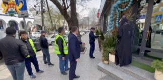 В Махачкале расчистили тротуары для пешеходов