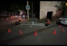 В Махачкале обновляют дорожную разметку на пешеходных переходах