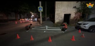 В Махачкале обновляют дорожную разметку на пешеходных переходах