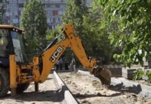 В Махачкале благоустраивают крупный двор на Каримова