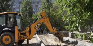 В Махачкале благоустраивают крупный двор на Каримова