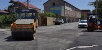 На улице Астраханской в Махачкале укладывают новый асфальт в рамках региональной программы