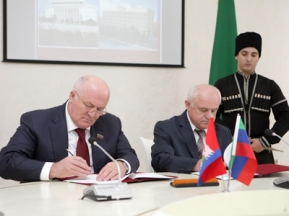 Мо г махачкала. Махачкала площадь мэрия. Махачкала площадь мэрия. Соцзащита избербаш. Гку рд цзн в мо город махачкала.