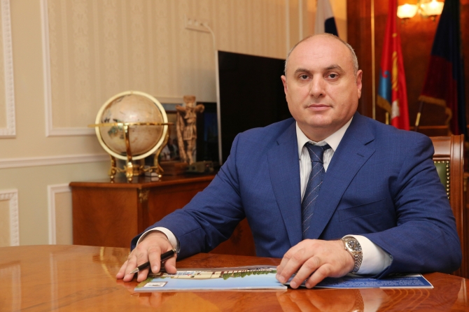 Поздравления главы города Махачкалы Мусы Мусаева с Днем судебного пристава и с Днем народного единства