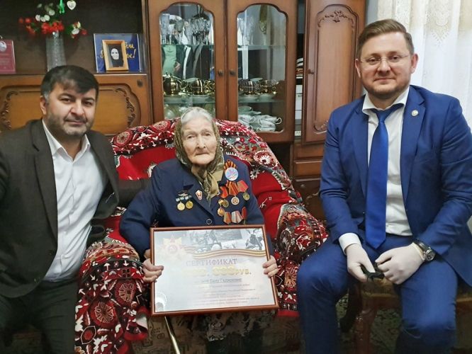 Салман Дадаев вручил ветеранам города и узникам концлагерей сертификаты от сенатора Сулеймана Керимова
