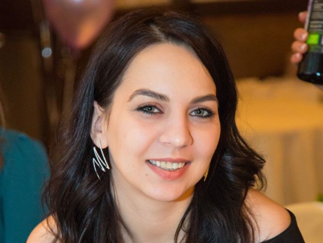 «Первое место, куда приходят артисты, – гримерка»: звездный гример Элина Караханова – в интервью «МИ»