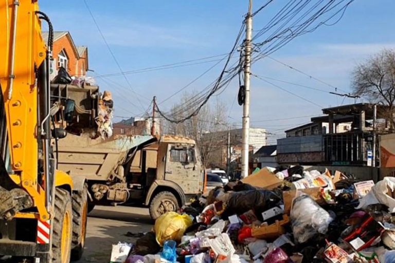 Городские службы продолжат оказывать содействие в вывозе мусора