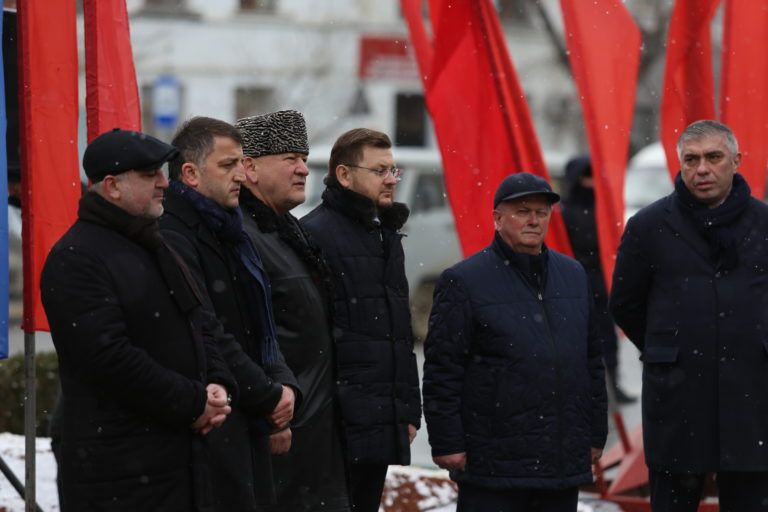 Митинг у памятника Махачу Дахадаеву