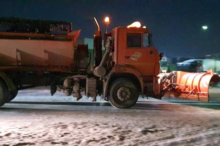 Городские службы проводят противогололедную обработку дорог
