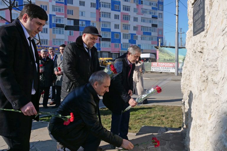 Возложили цветы к мемориальной плите Евгения Примакова