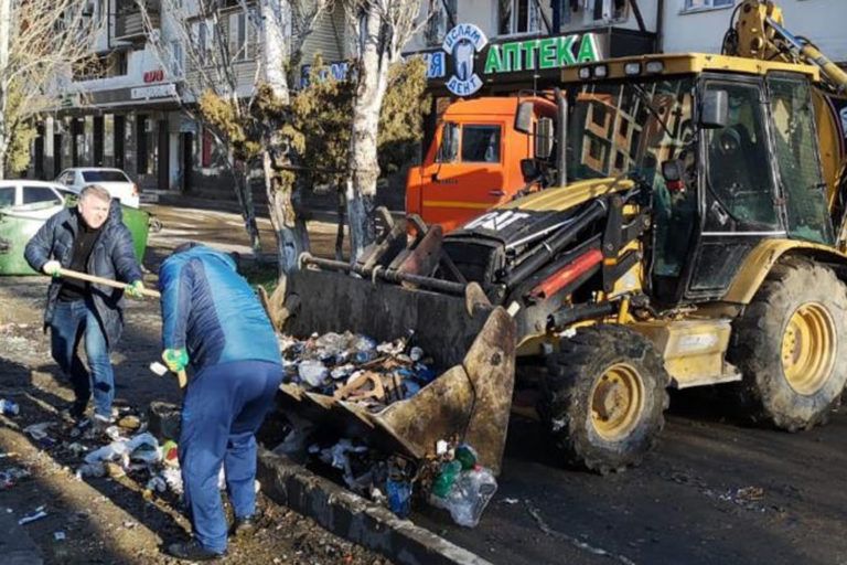 Мэр Махачкалы поблагодарил участников субботника