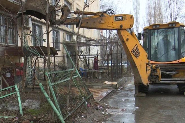 Во дворах демонтируются незаконные строения