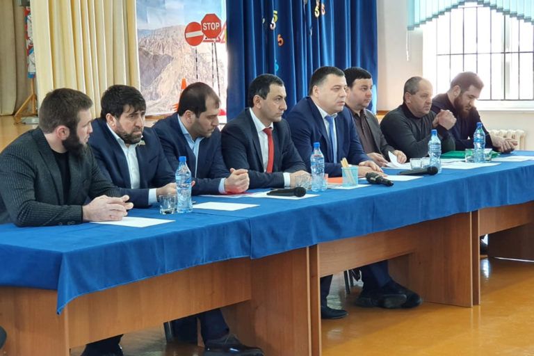 Представители руководства Махачкалы встретились с общественностью Ленинкента
