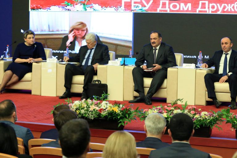 Сергей Меликов рассказал об успехах и проблемах медицины Дагестана