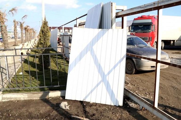 У северного въезда в город демонтировано незаконное ограждение