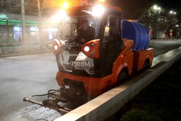 Коммунальщики Махачкалы усилили влажную уборку дорог