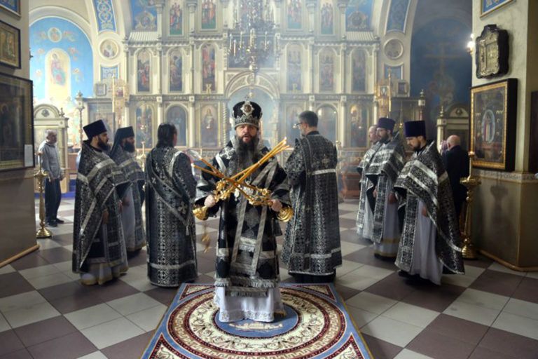 Архиепископ Варлаам совершил Литургию в Свято-Успенском соборе