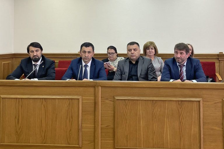 За выдающиеся заслуги