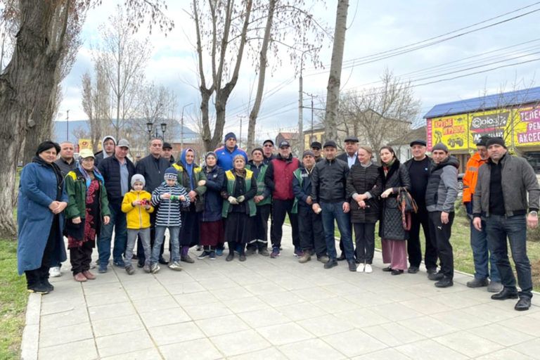 Депутаты на субботнике
