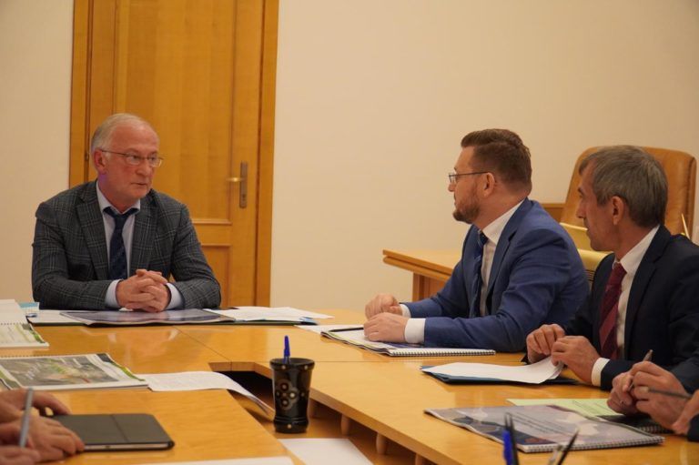 Обсудили ликвидацию трехсменного обучения в школах