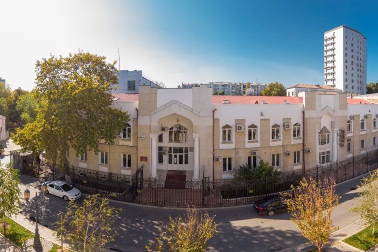 На улице Буйнакского демонтировали ограждение Центробанка