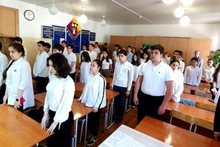 Школьники почтили минутой молчания память погибших в Казани сверстников