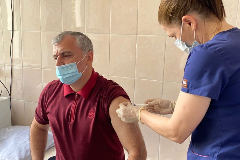 Председатель горсобрания сделал прививку, а также призвал вакцинироваться жителей города