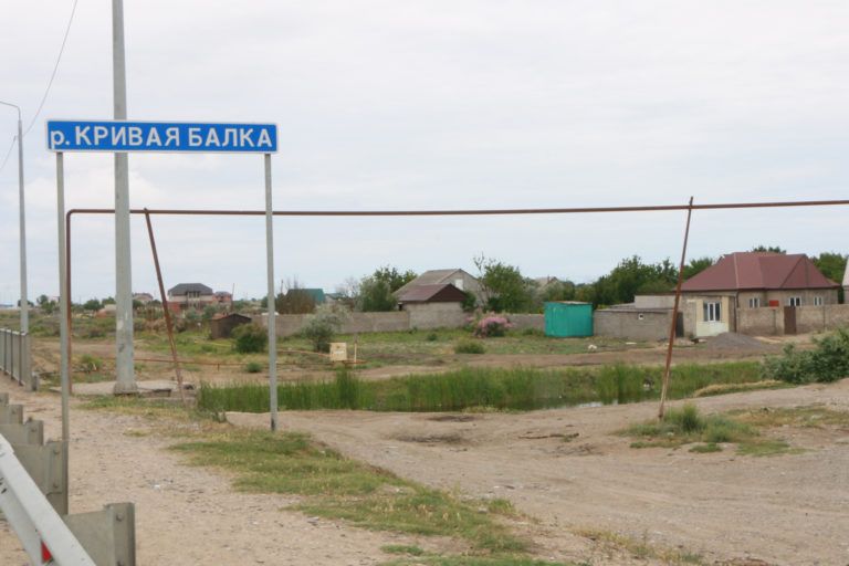 Поселок Кривая Балка просит воду