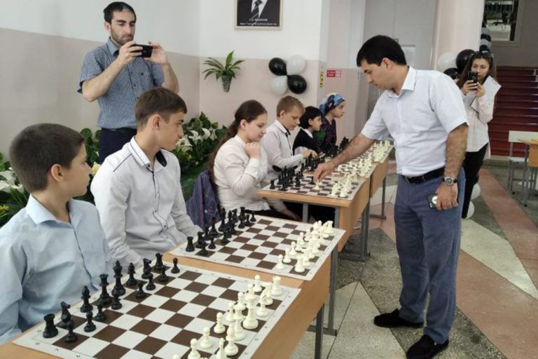Сеанс одновременной игры в шахматы прошел в Махачкале