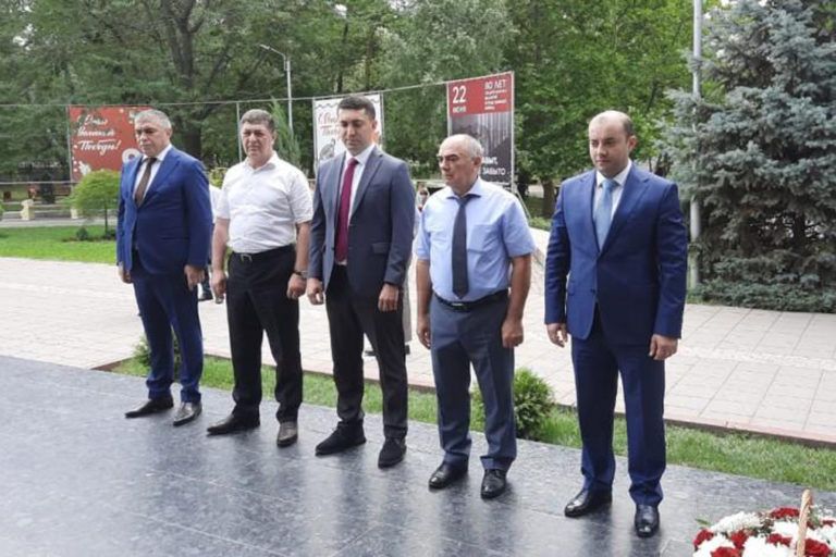 К мемориалу Воину-освободителю возложили цветы