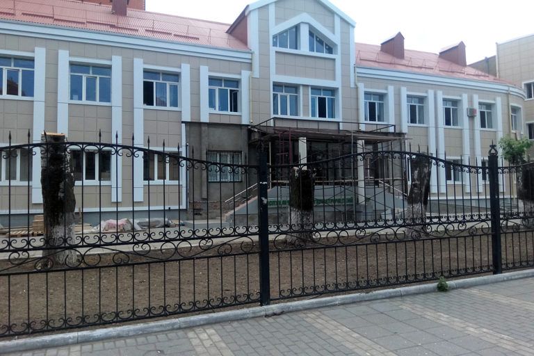 Двор Госпиталя ветеранов обновляется