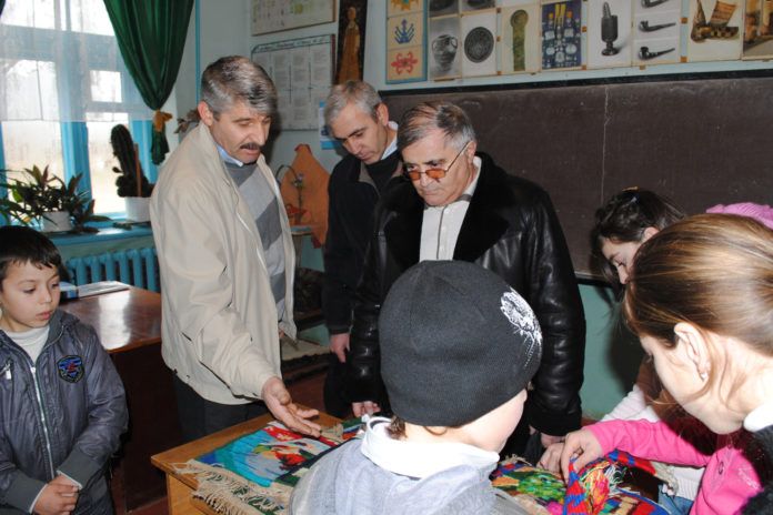 Гамзат Гусейнов среди преподавателей и воспитанников Мамедкалинской художественной школы