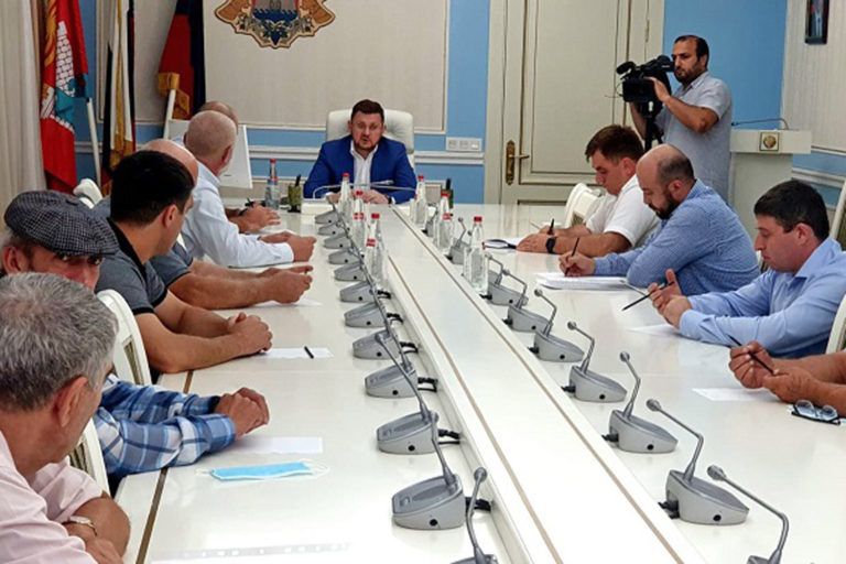 Мэр Махачкалы Салман Дадаев встретился с руководителями компаний-перевозчиков