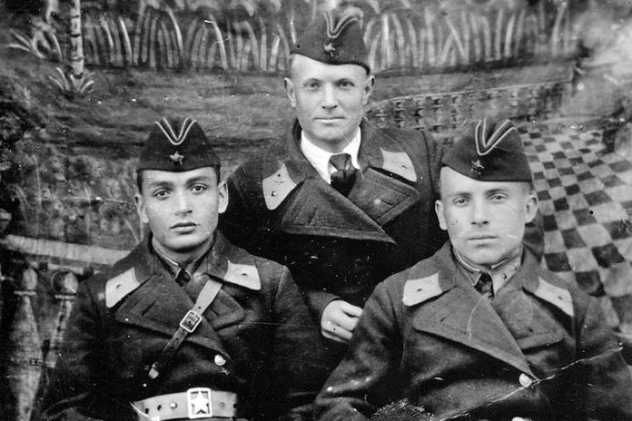 Камиль Парзулаев слева_1