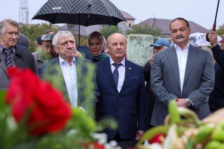 Глава Дагестана почтил память Расула Гамзатова