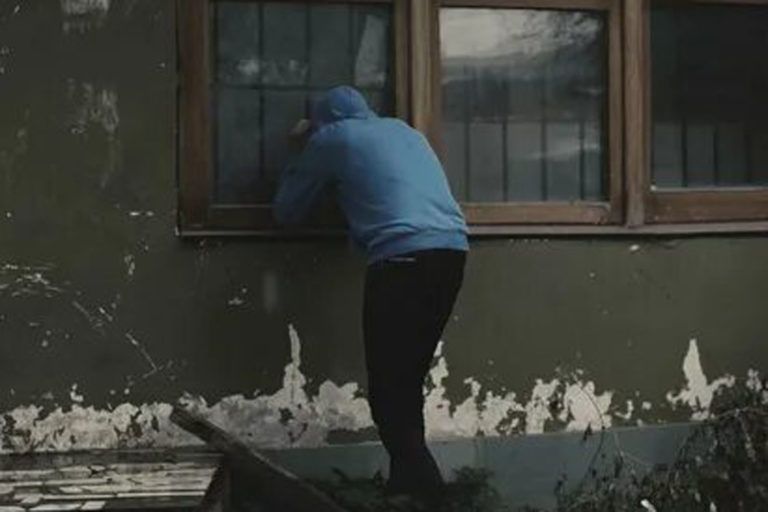 Россиян предупредили о штрафе за подглядывание в чужие окна