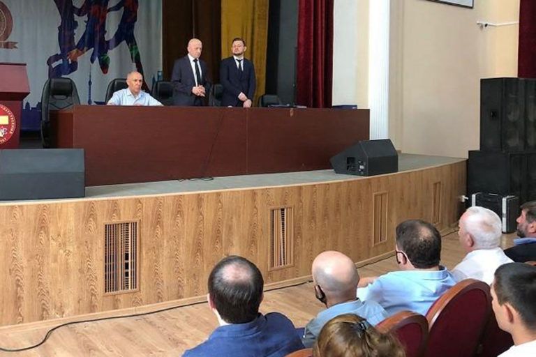 Мэр Махачкалы поздравил студентов юрфака ДГУ с началом учебного года