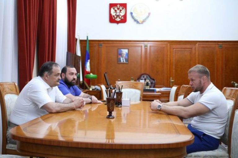 В Махачкале прошла встреча спортсменов с бойцом ММА Александром Шлеменко