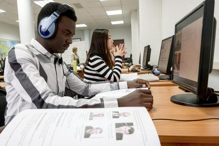Научные организации обяжут сообщать об обучении иностранцев