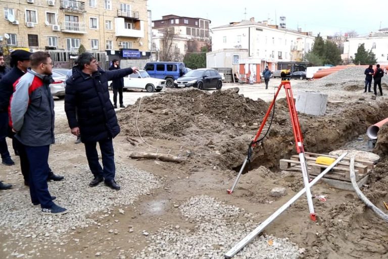 Салман Дадаев вместе с коллегами осмотрел ход работ по реконструкции улицы Коркмасова