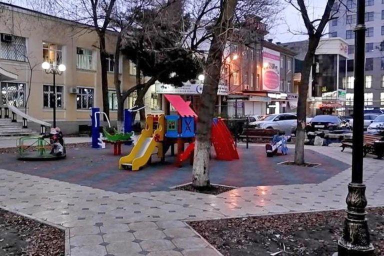 Завершается строительство сквера по улице Ирчи Казака