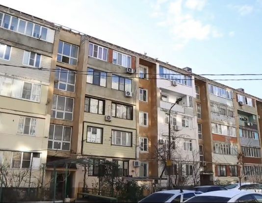 Мэр Махачкалы взял под личный контроль ремонт крыши дома по пр. Петра Первого