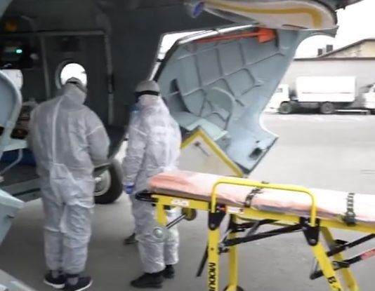 В Махачкалу на вертолете доставили пациентку с двусторонней пневмонией тяжелого течения