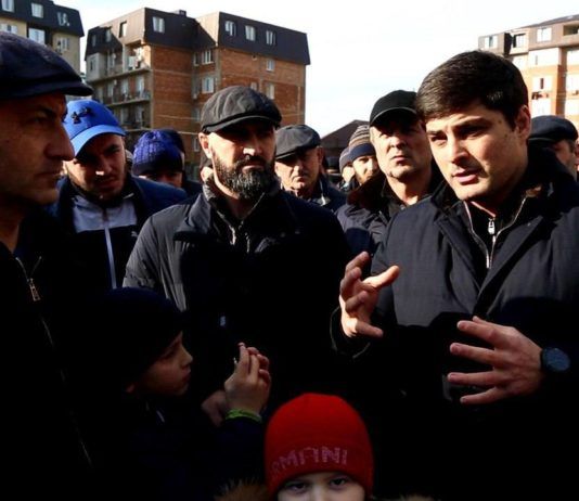 Представители мэрии Махачкалы встретились с жителями м-на Сепараторный по вопросу строительства поликлиники и ФОК