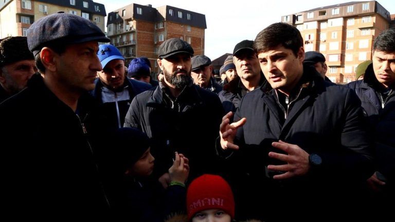 Представители мэрии Махачкалы встретились с жителями м-на Сепараторный по вопросу строительства поликлиники и ФОК