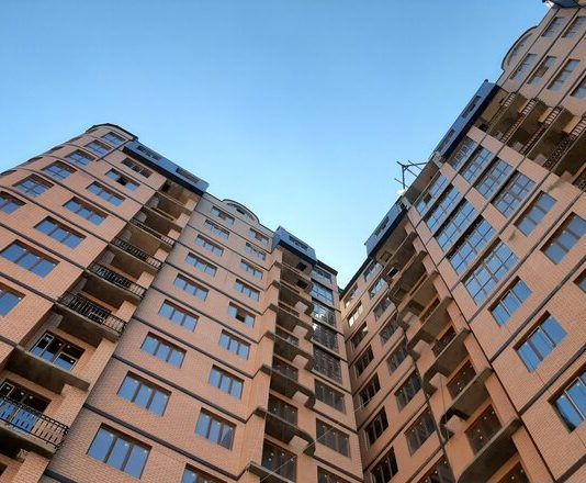 Махачкала вошла в тройку крупных городов России, где меньше всего подорожали новостройки
