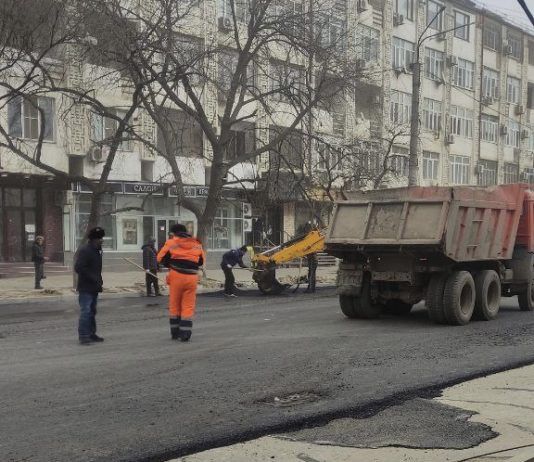 Мэрия Махачкалы пояснила, почему пока не удается открыть ул. Коркмасова для проезда машин